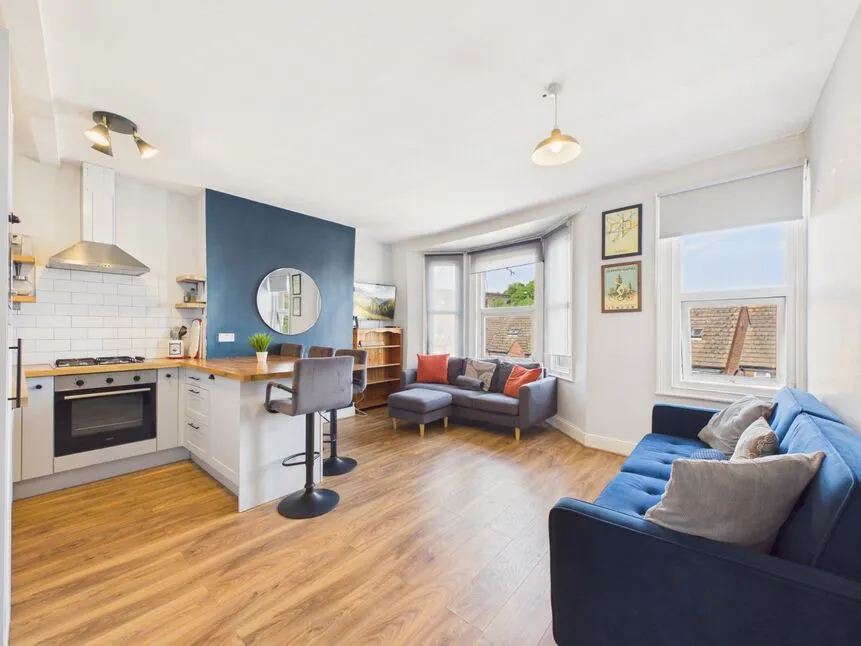 2 bed flat for sale — Foord Road, Folkestone, Kent, CT20
