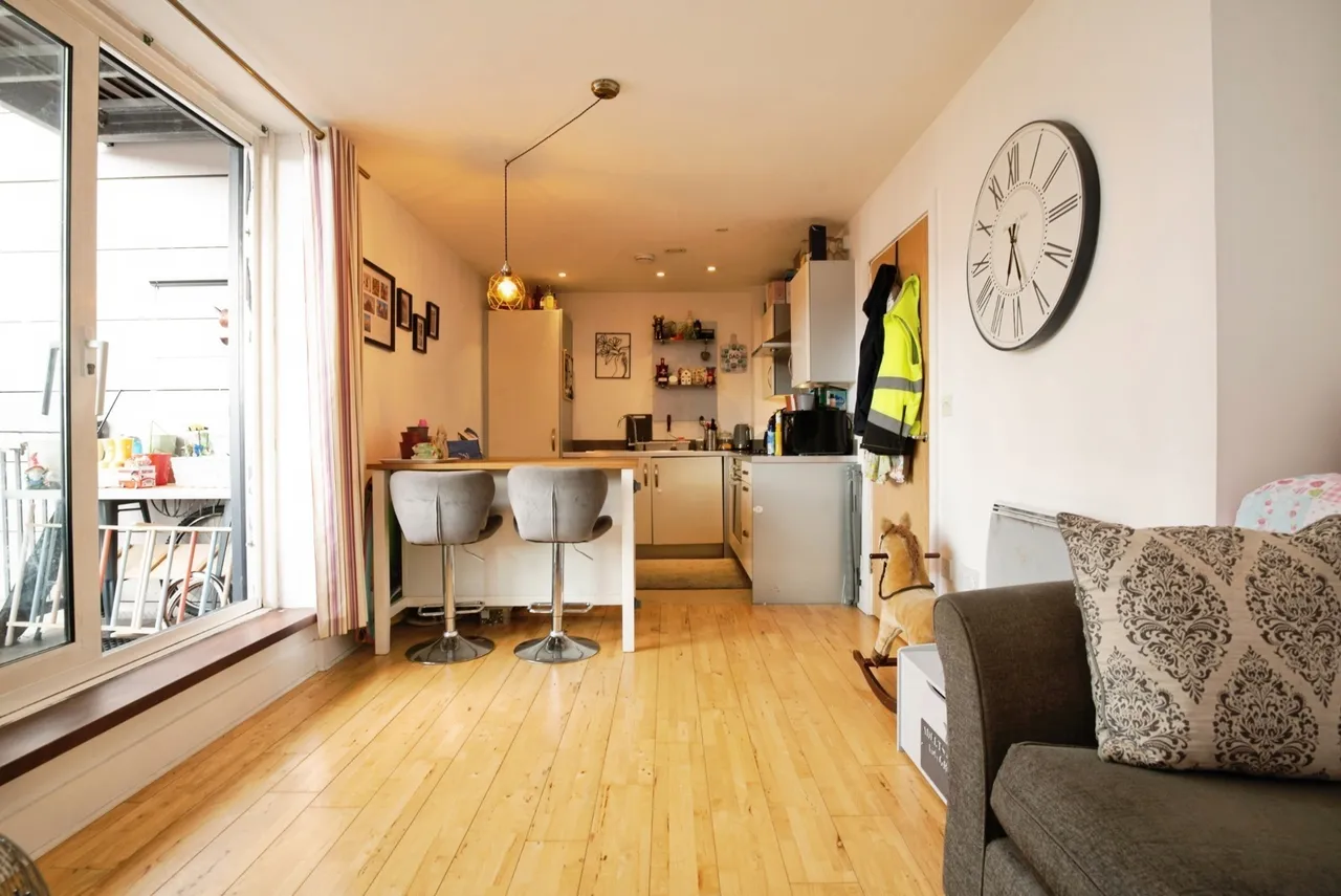 1 bed flat for sale — Eddystone House, Ferry Court, Cardiff, South Glamorgan, CF11