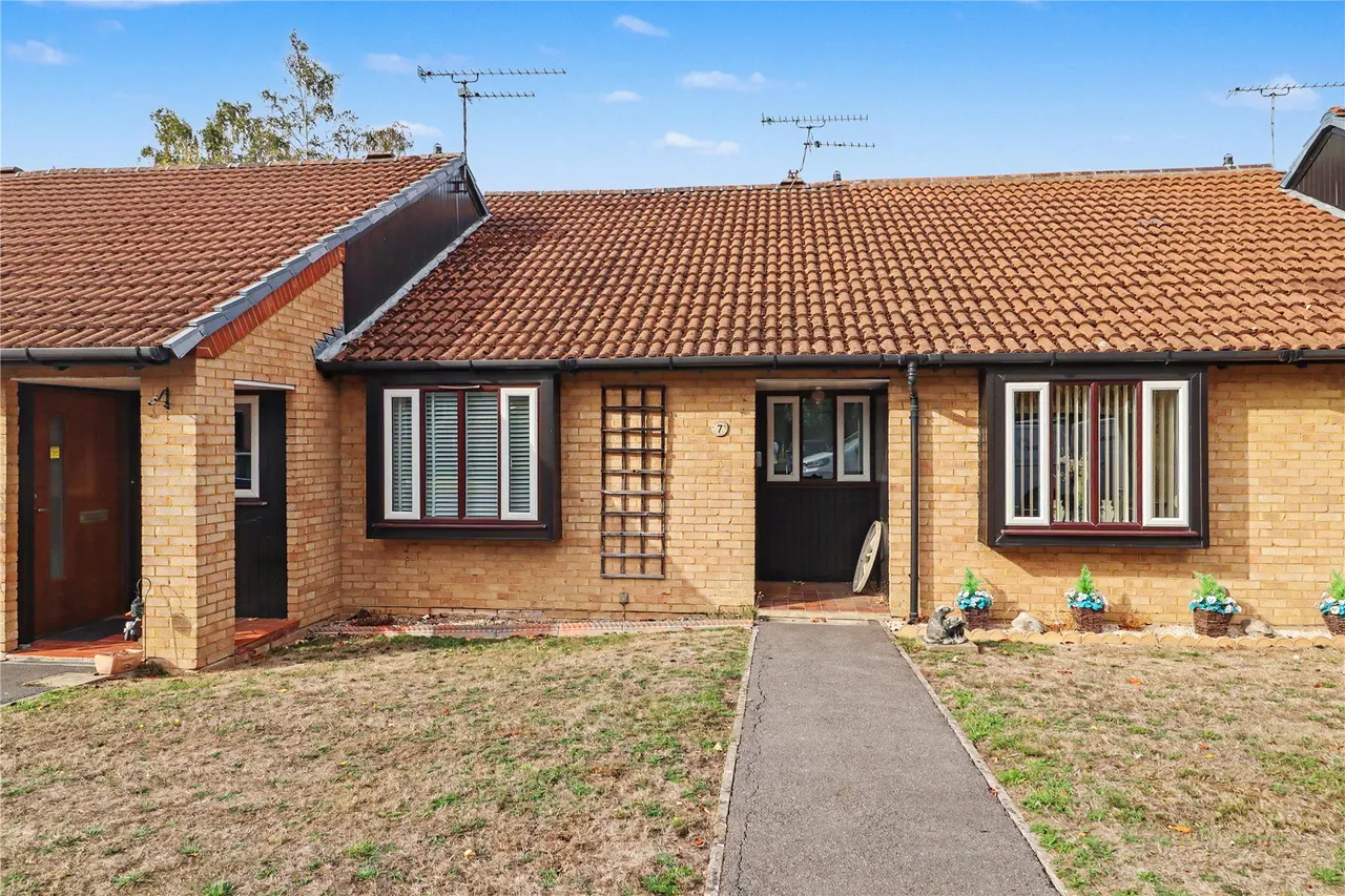 2 bed house for sale, Fairmead, Woking, GU21