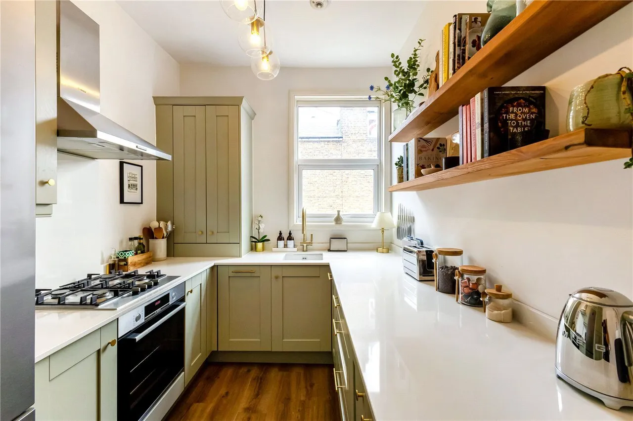 Clapham High Street, London, SW4, photo 6
