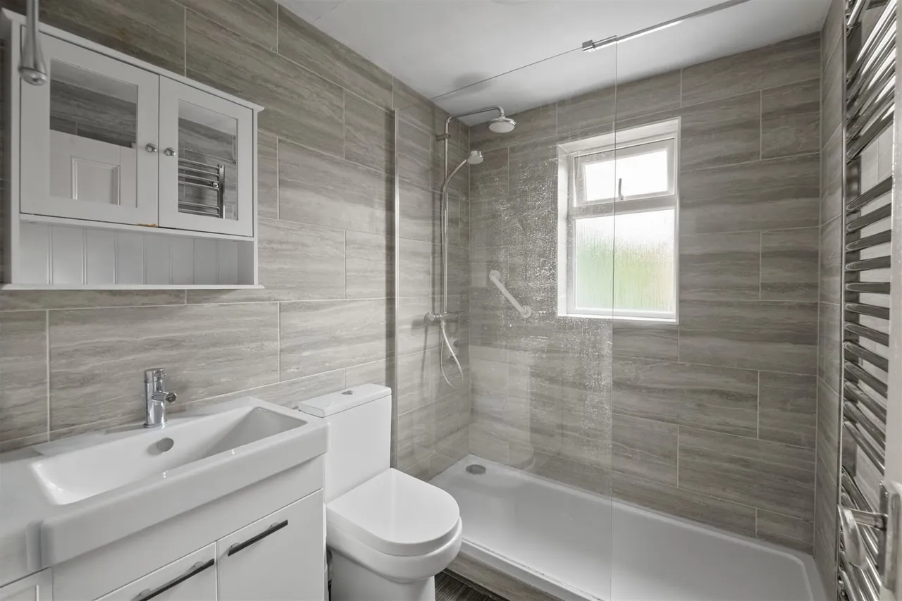 Harlington Road, Uxbridge, photo 7