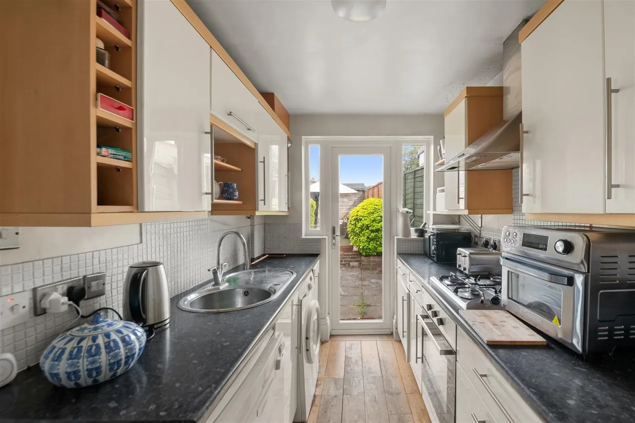 Harlington Road, Uxbridge, photo 4