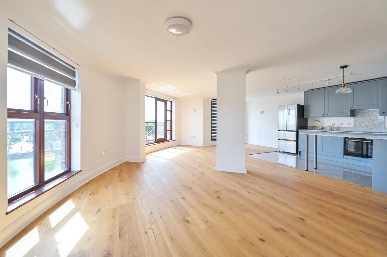 3 bed flat to rent — 20 Tavistock Tower, Russell Place, London