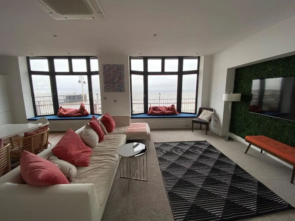 2 bed flat to rent, The Esplanade, CF64