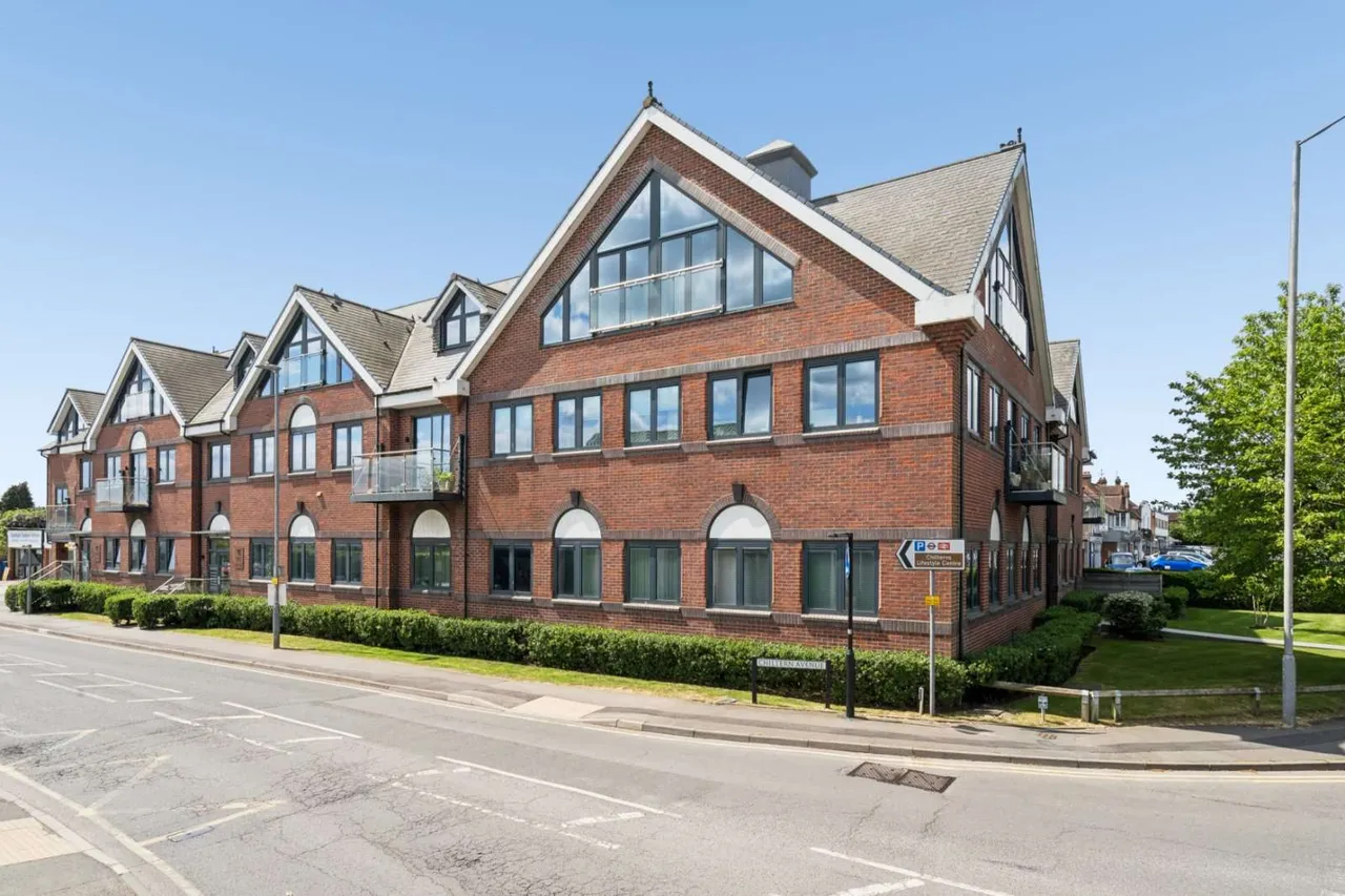 2 bed flat for sale — Woodside Road, Amersham, Buckinghamshire, HP6 6FY
