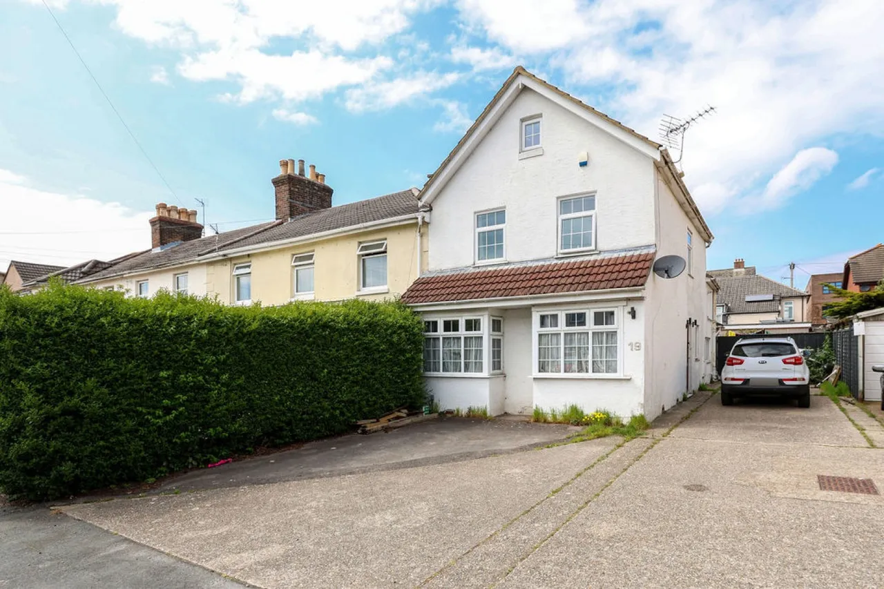 3 bed house for sale — Victoria Road, Bournemouth