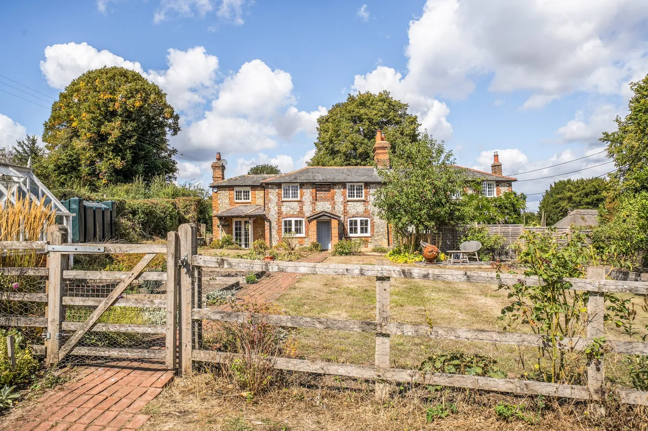 4 bed house for sale — The Old Post Office, Tunworth, Basingstoke, RG25 2NB