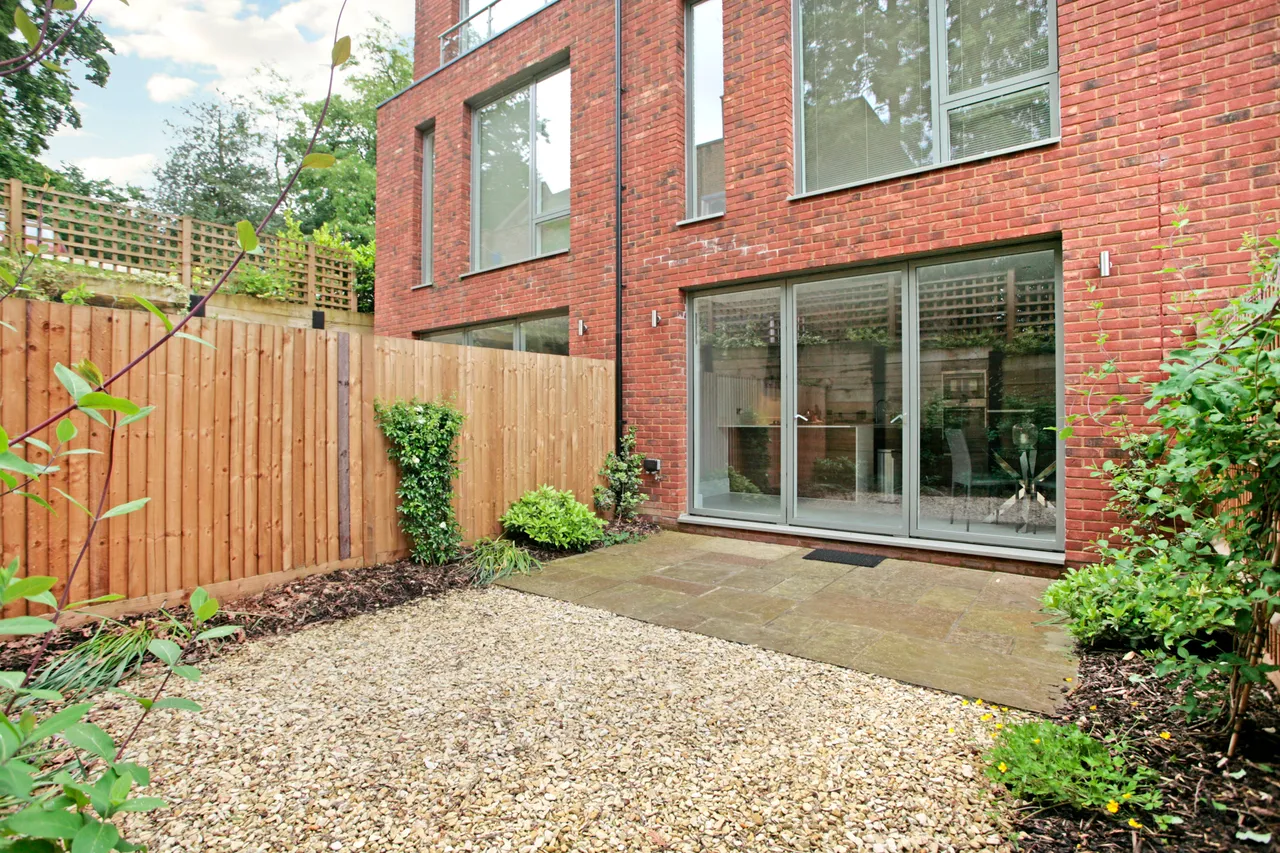 3 bed house for sale — High Street, ESHER, KT10