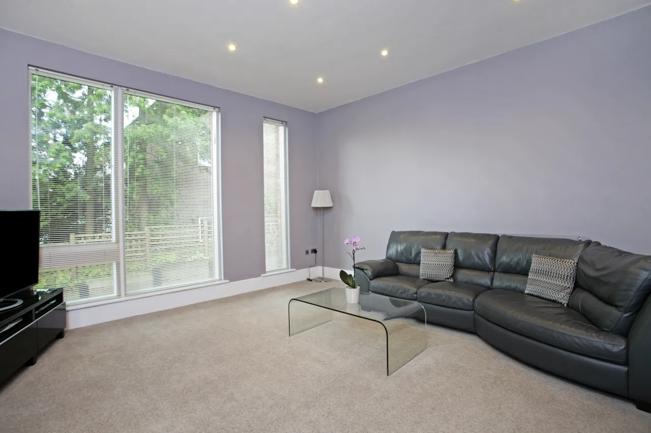 High Street, ESHER, KT10, photo 4