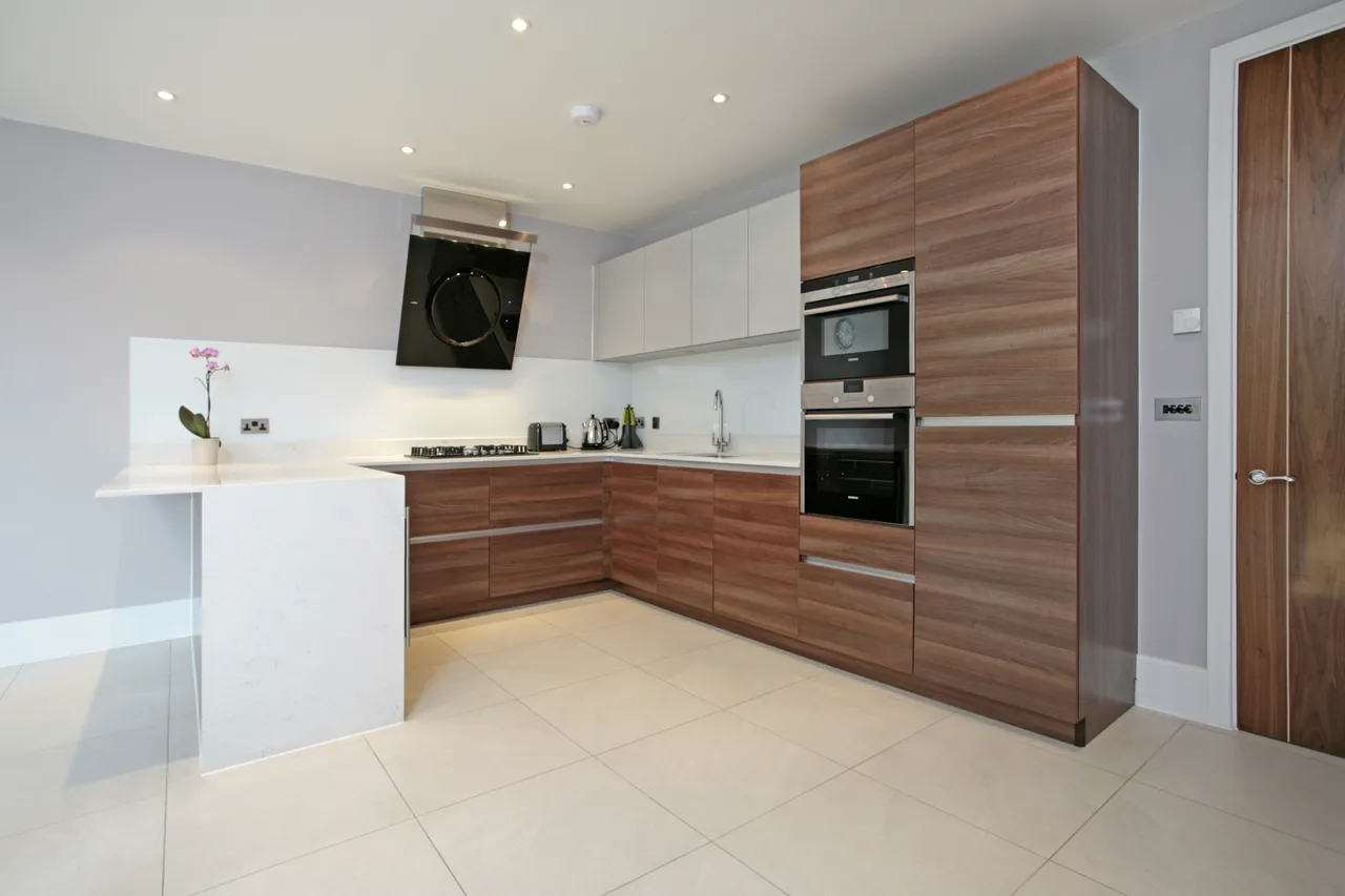 High Street, ESHER, KT10, photo 2