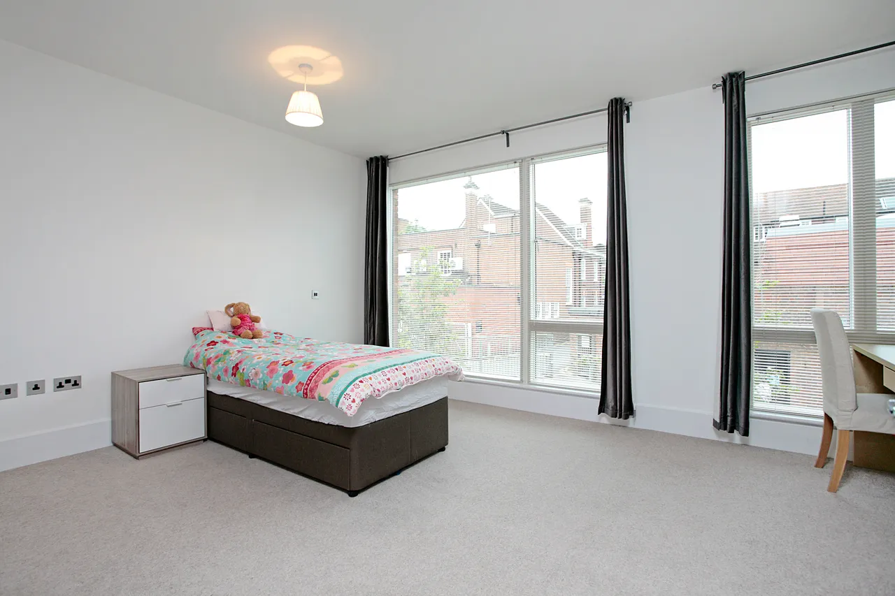 High Street, ESHER, KT10, photo 8