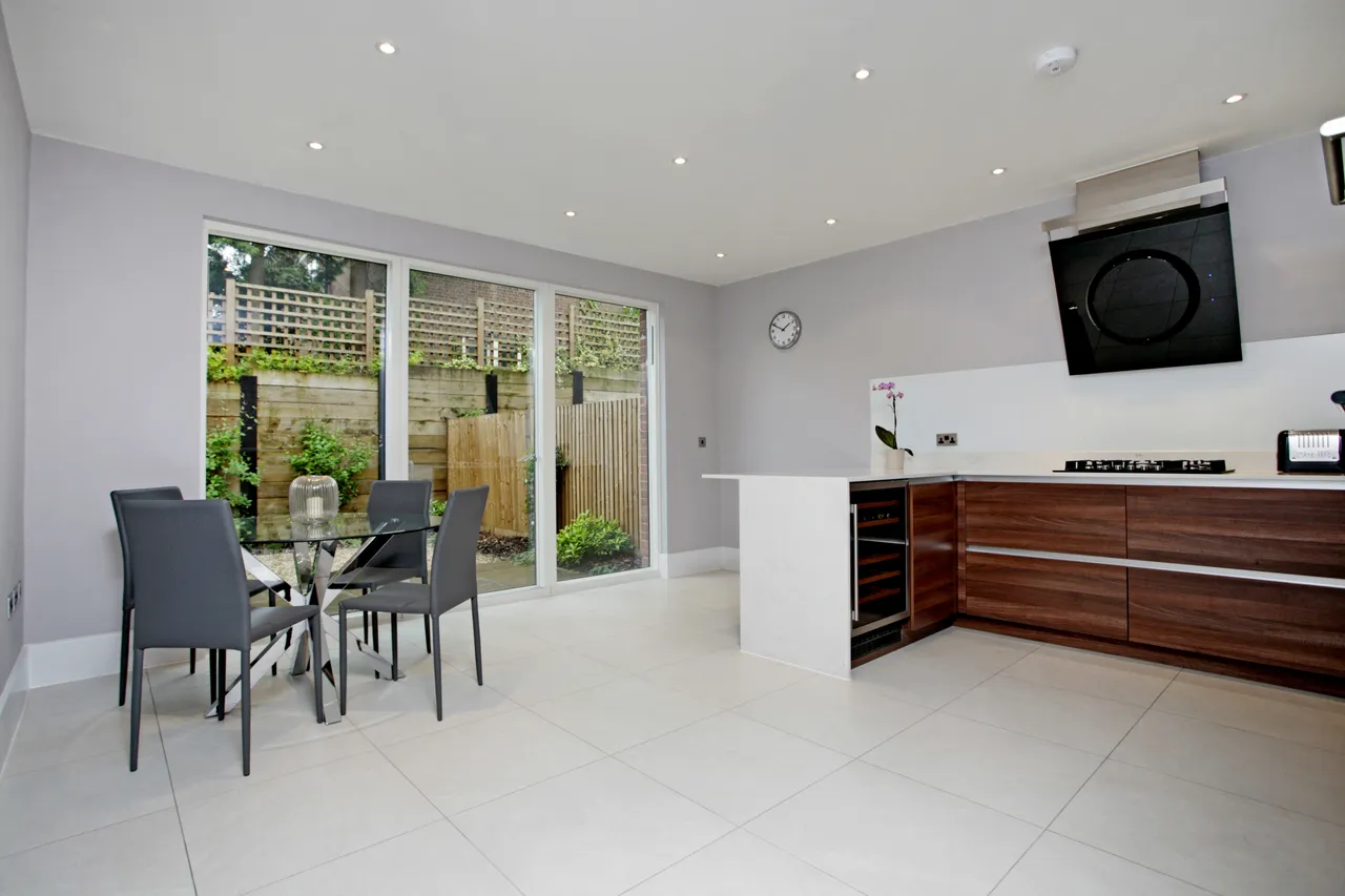 High Street, ESHER, KT10, photo 5