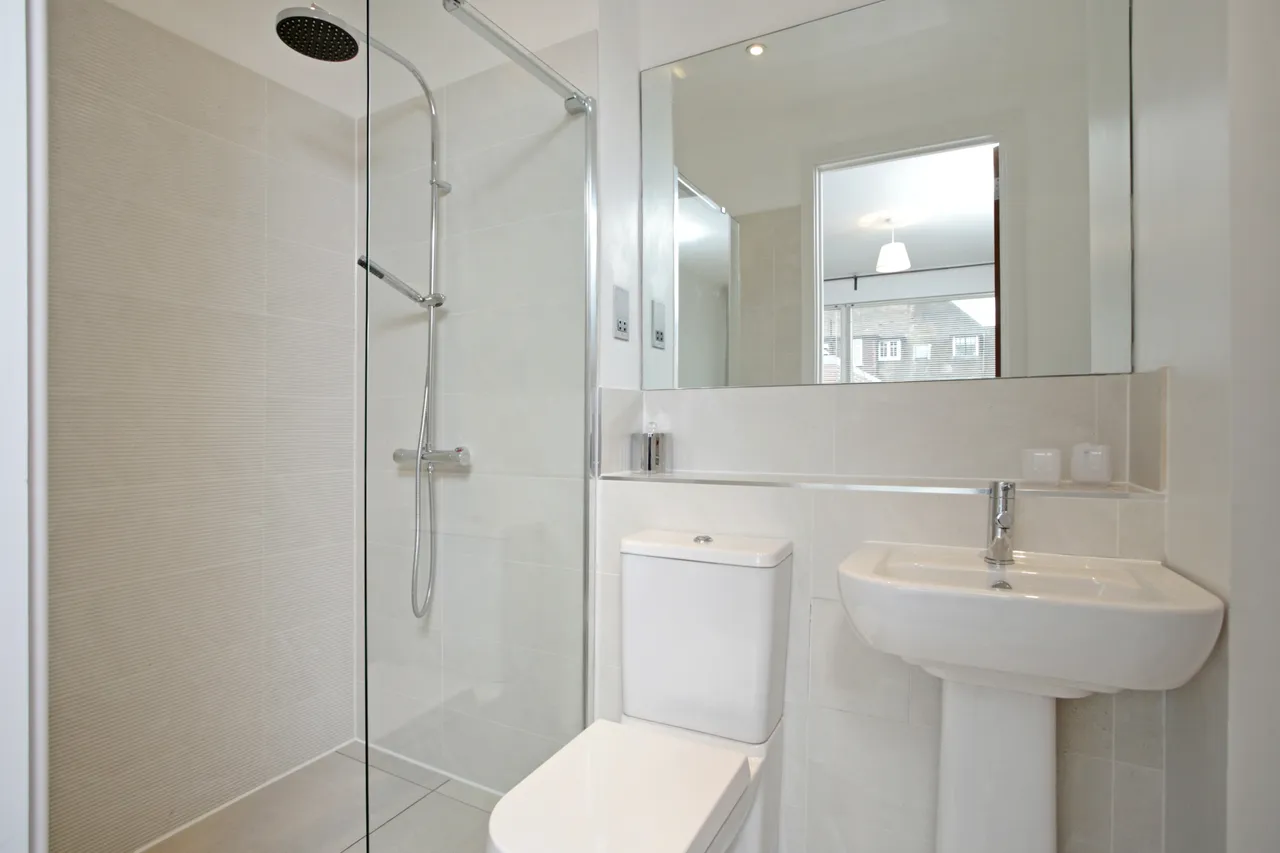 High Street, ESHER, KT10, photo 11