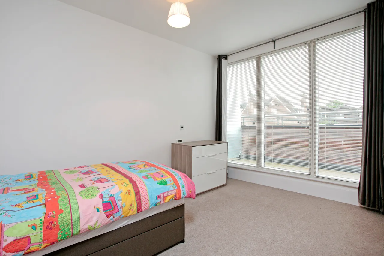 High Street, ESHER, KT10, photo 10