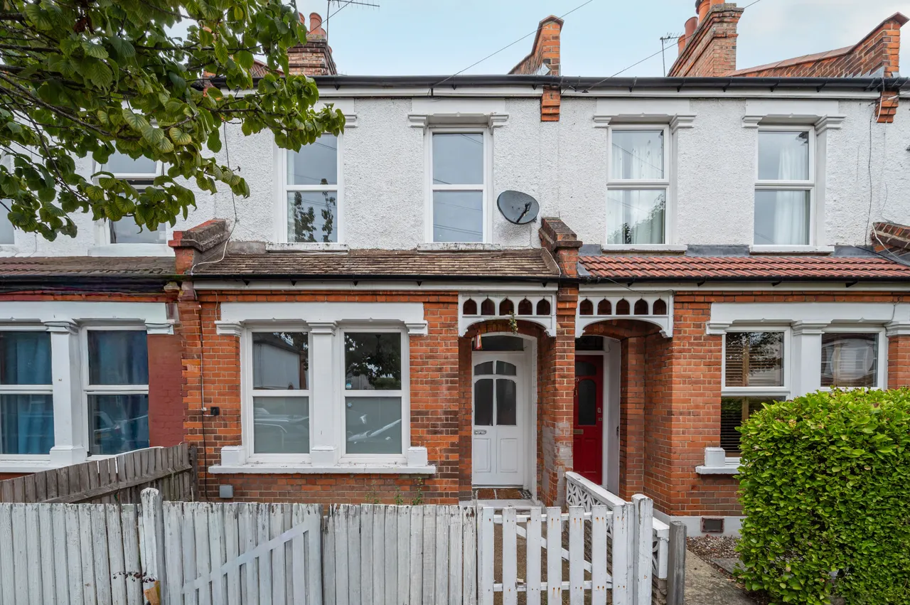 3 bed house to rent — 27 Tylecroft Road, London