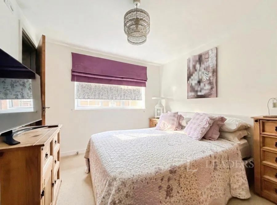 2 bed flat for sale, Luton Road, Dunstable, LU5