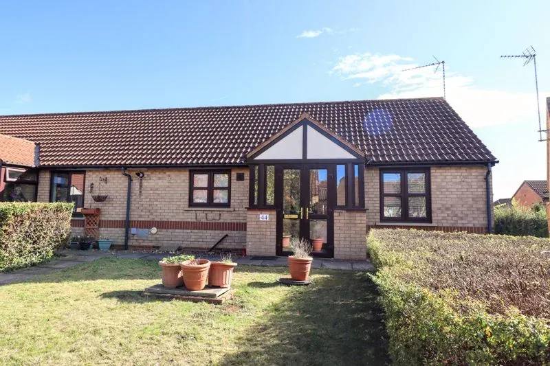 2 bed property for sale — Epsom Grove, Bletchley, Milton Keynes, Buckinghamshire, MK3 5NR