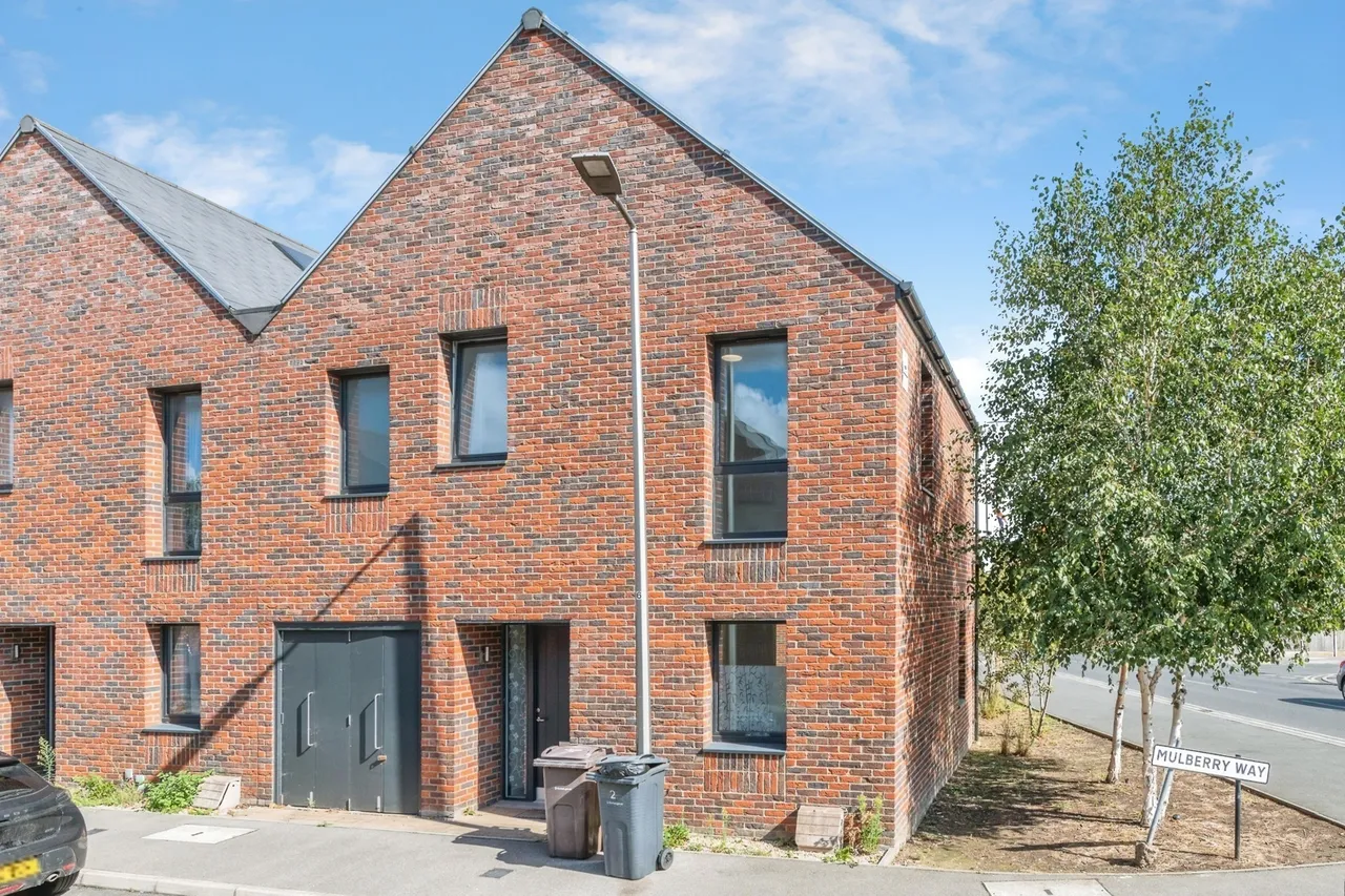 3 bed house for sale — Mulberry Way, Tilbury, Essex, RM18