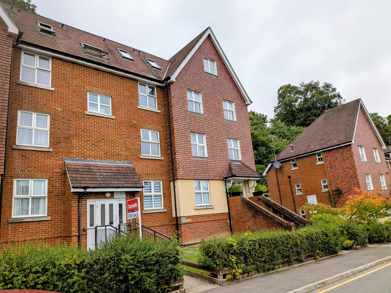 2 bed flat to rent, Garlands road, RH1