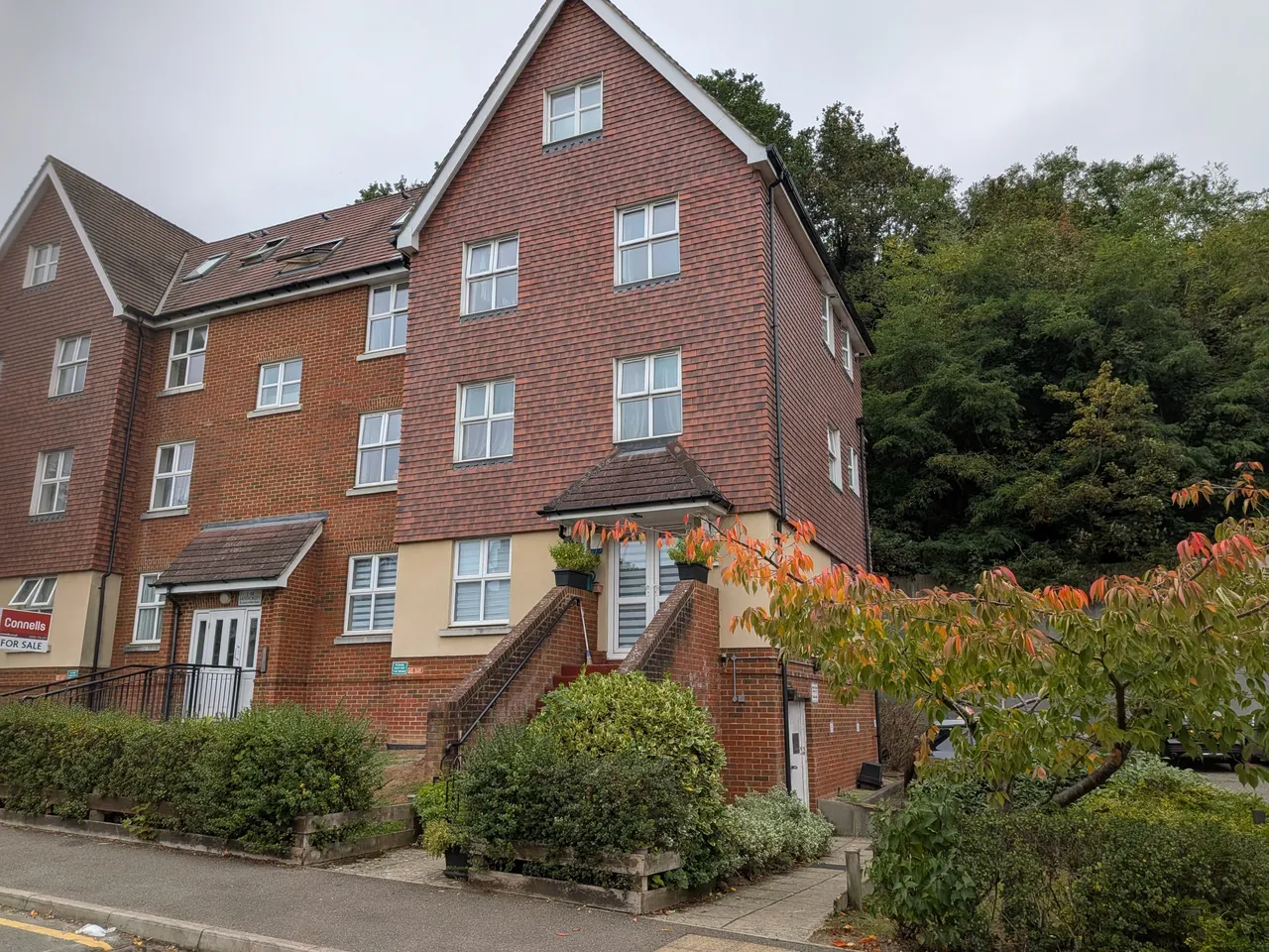 Garlands road, RH1, photo 2