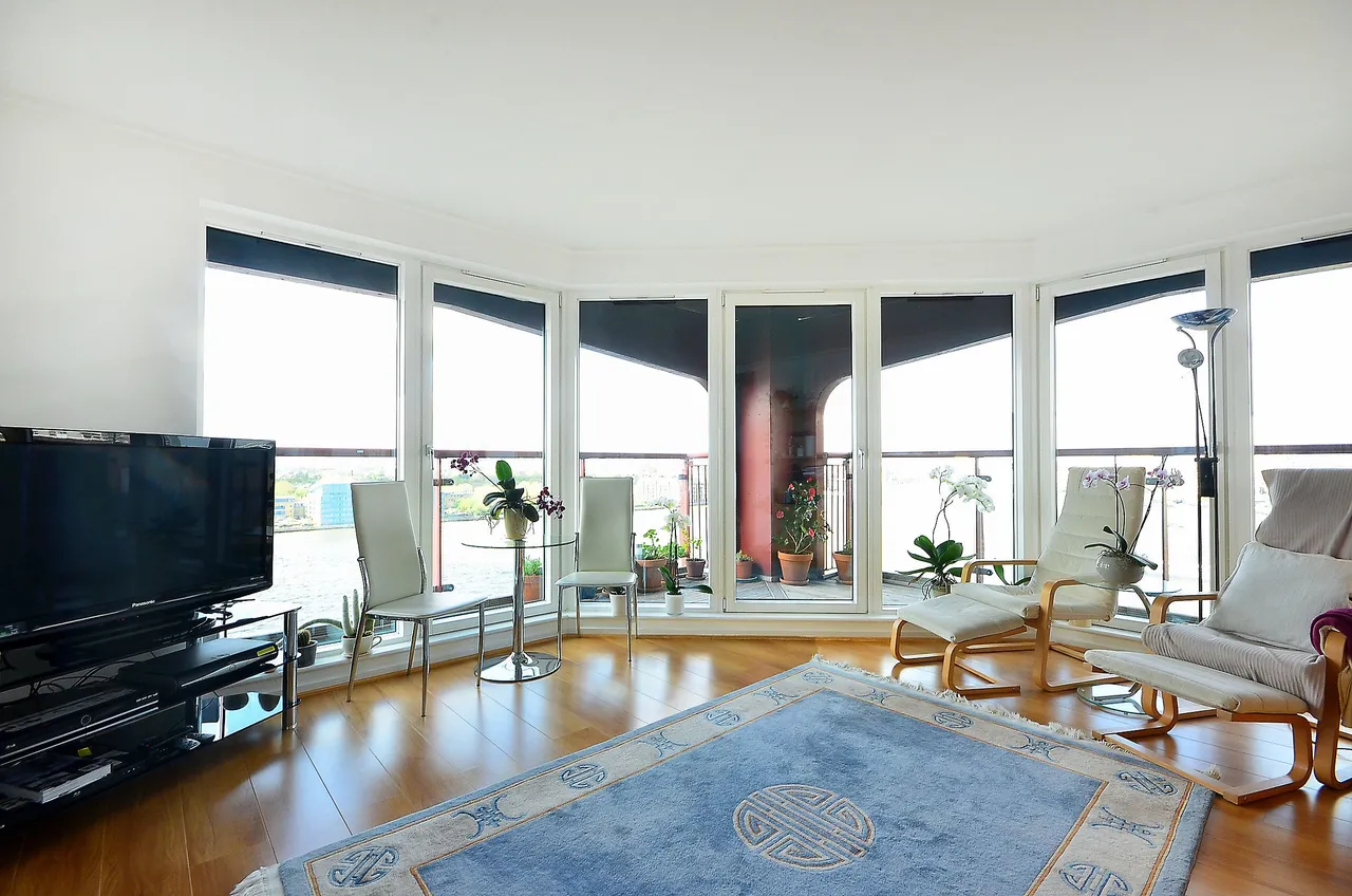 2 bed flat to rent, London, E14