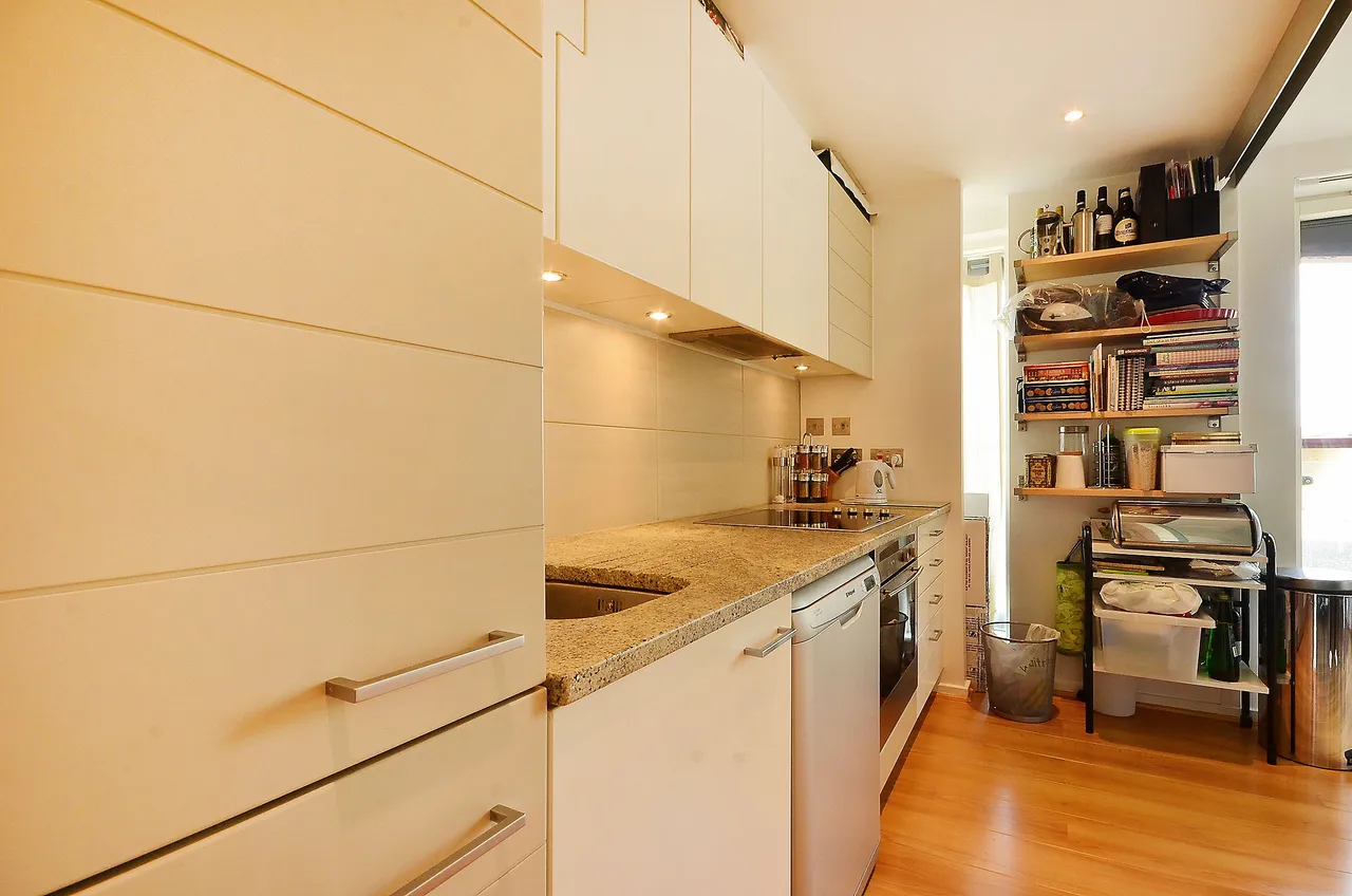 London, E14, photo 3