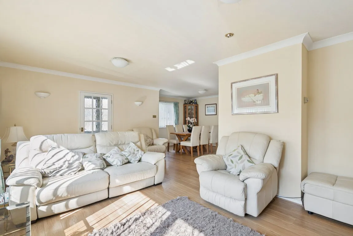 Curzon Place, Pinner, HA5, photo 2