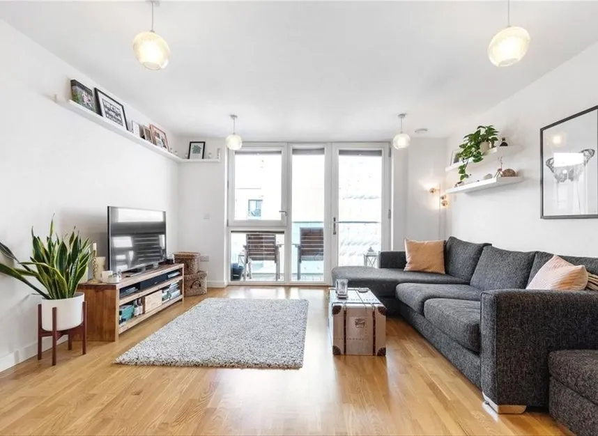 Baltic Avenue, Brentford, TW8, photo 2
