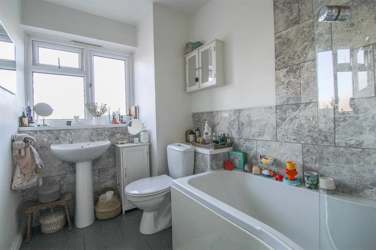 Tanys Dell, Harlow, CM20, photo 3