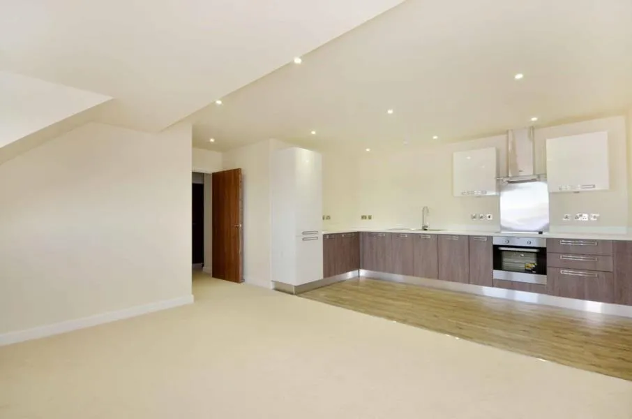 2 bed flat to rent, Lyon Road, Walton-on-Thames, KT12