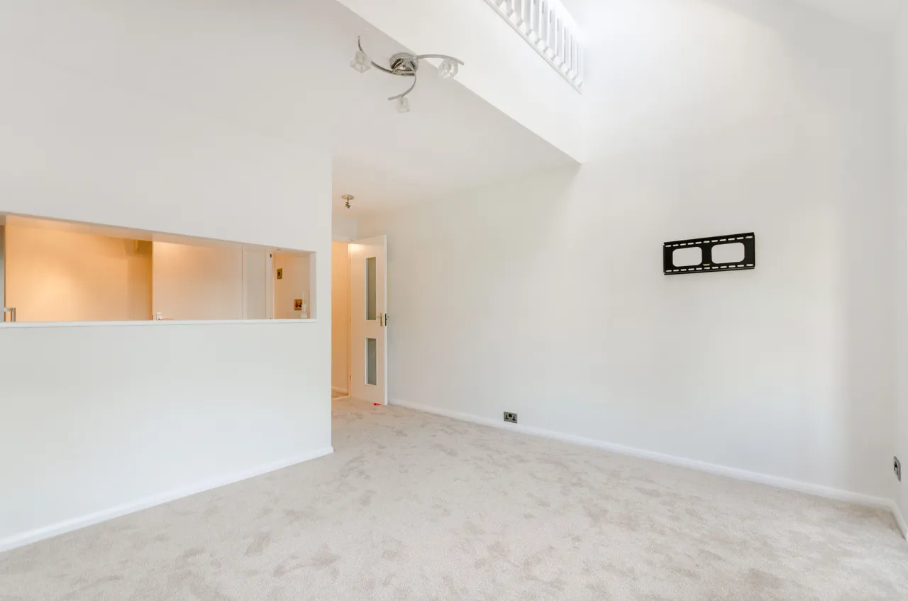 2 bed flat to rent — 56 Windmill Rise, Kingston upon Thames