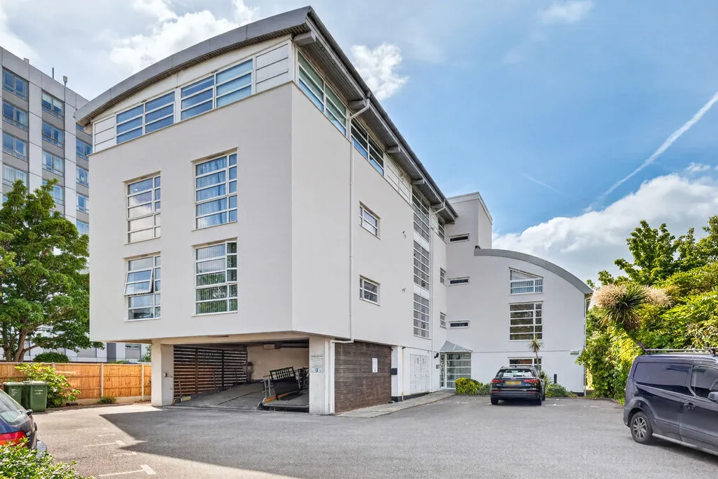 2 bed flat for sale — Bridge Street, Walton-On-Thames KT12 1AG
