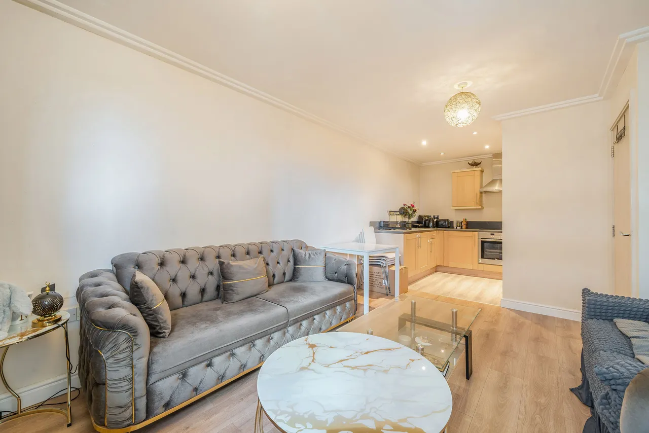 77 Trentham Court, Victoria Road, London, photo 3