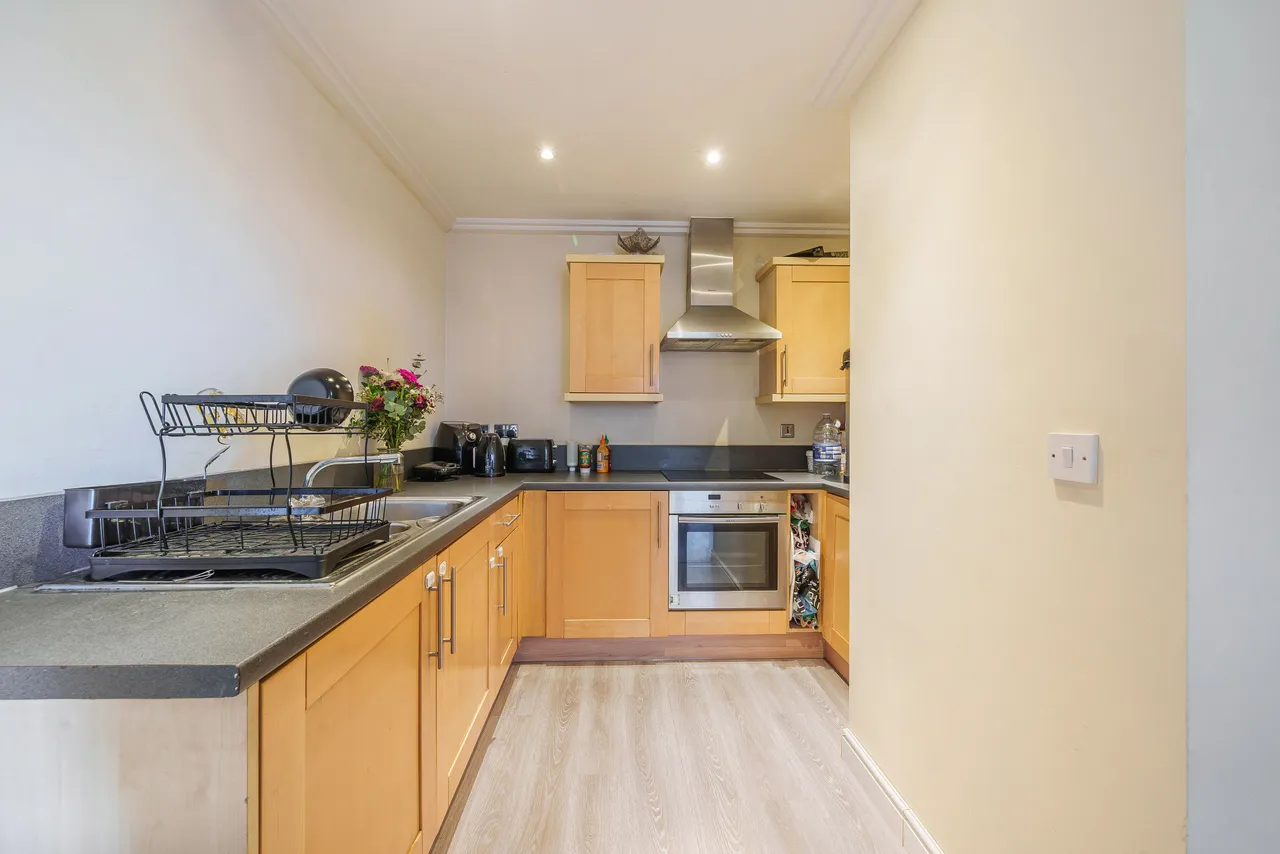 77 Trentham Court, Victoria Road, London, photo 5