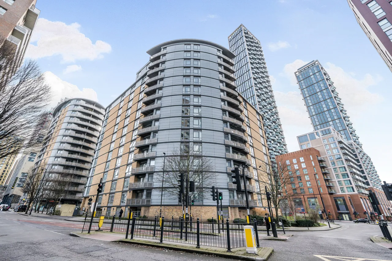 1 bed flat to rent — 77 Trentham Court, Victoria Road, London