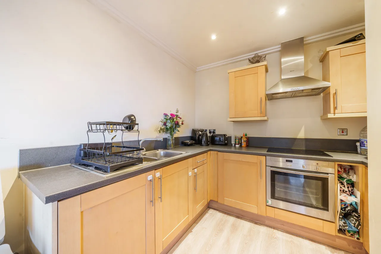 77 Trentham Court, Victoria Road, London, photo 6