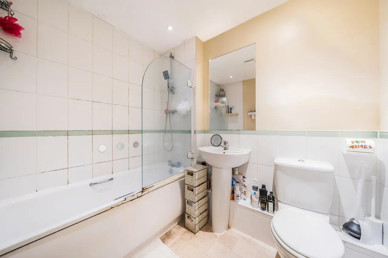 77 Trentham Court, Victoria Road, London, photo 9