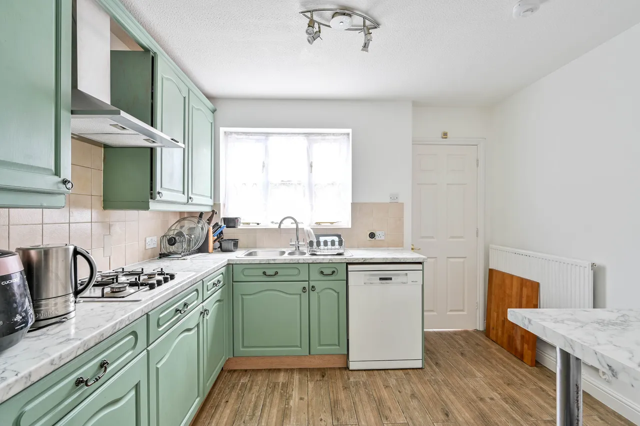 5 Teviot Close, Guildford, photo 11
