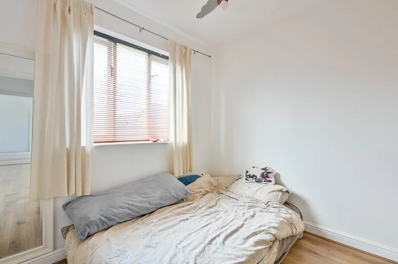 5 Teviot Close, Guildford, photo 9