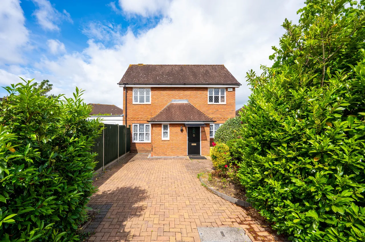 3 bed house to rent — 5 Teviot Close, Guildford