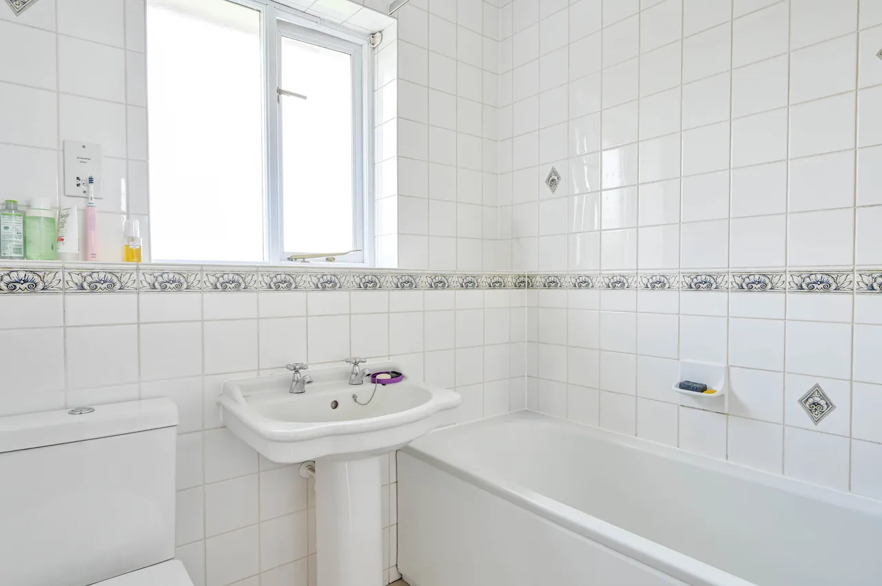 5 Teviot Close, Guildford, photo 8