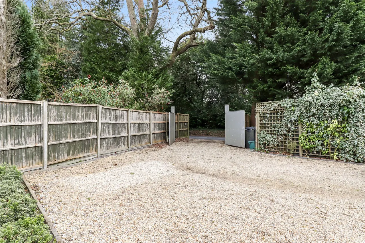 Kennel Lane, Windlesham, Surrey, GU20 6AA, photo 27