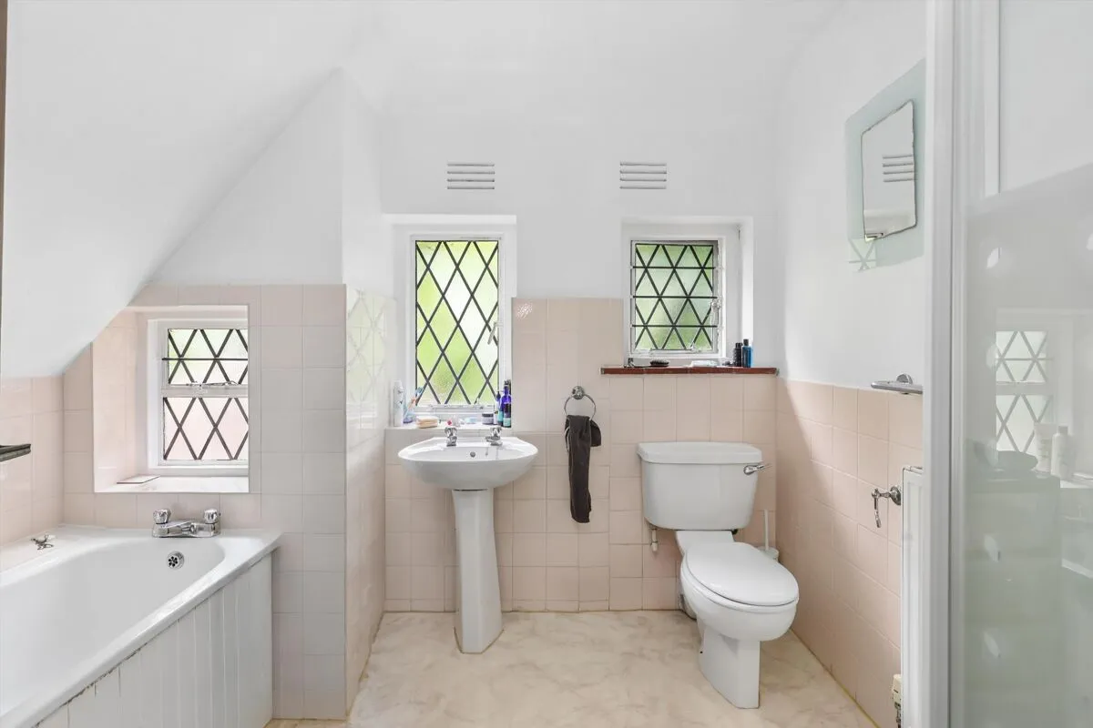 Esher Place Avenue, Esher, KT10, photo 6