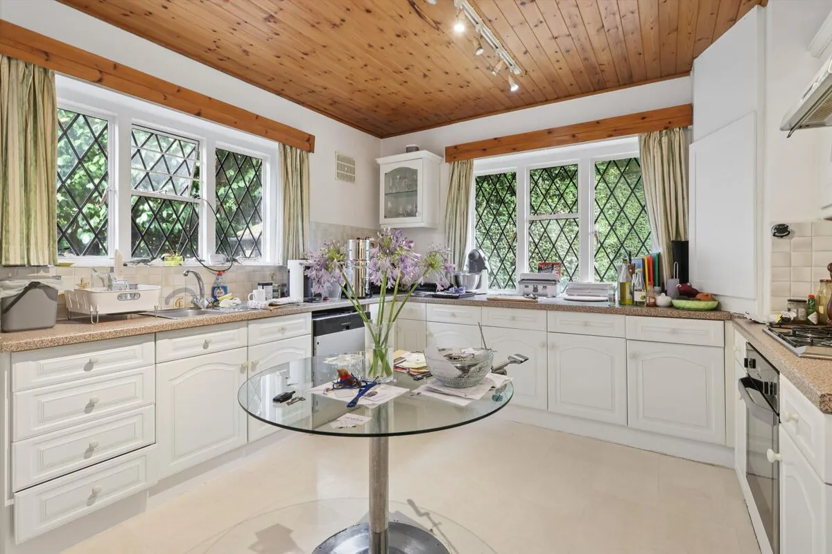Esher Place Avenue, Esher, KT10, photo 2