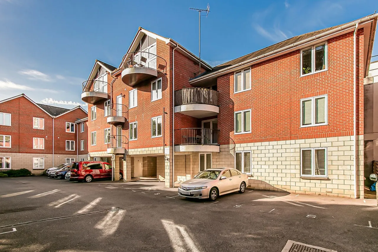 2 bed flat for sale — Bournemouth Road, Poole