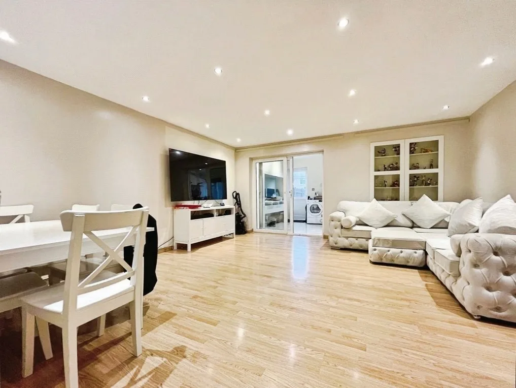 Waters Drive, Staines-upon-Thames, TW18, photo 2