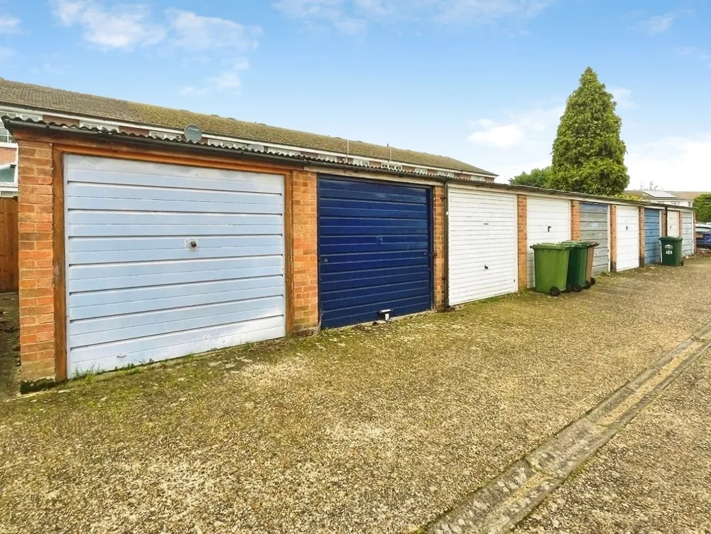 Waters Drive, Staines-upon-Thames, TW18, photo 15