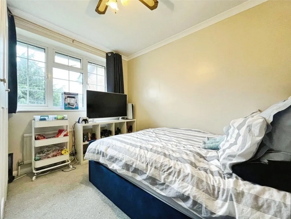 Waters Drive, Staines-upon-Thames, TW18, photo 8