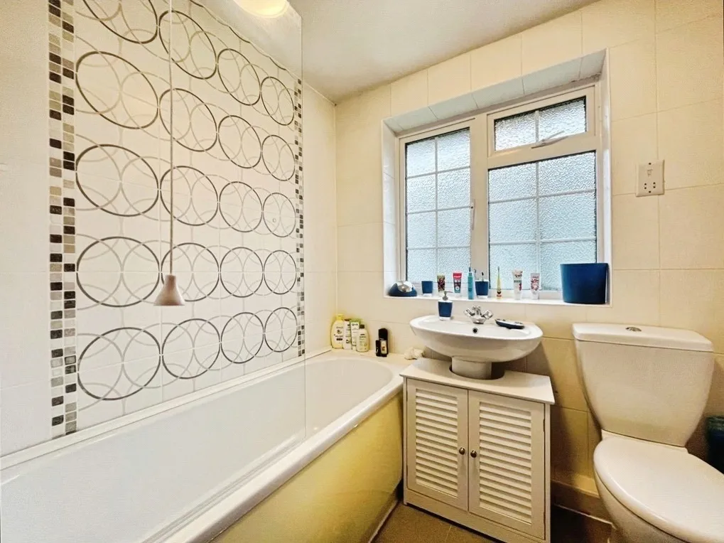 Waters Drive, Staines-upon-Thames, TW18, photo 11