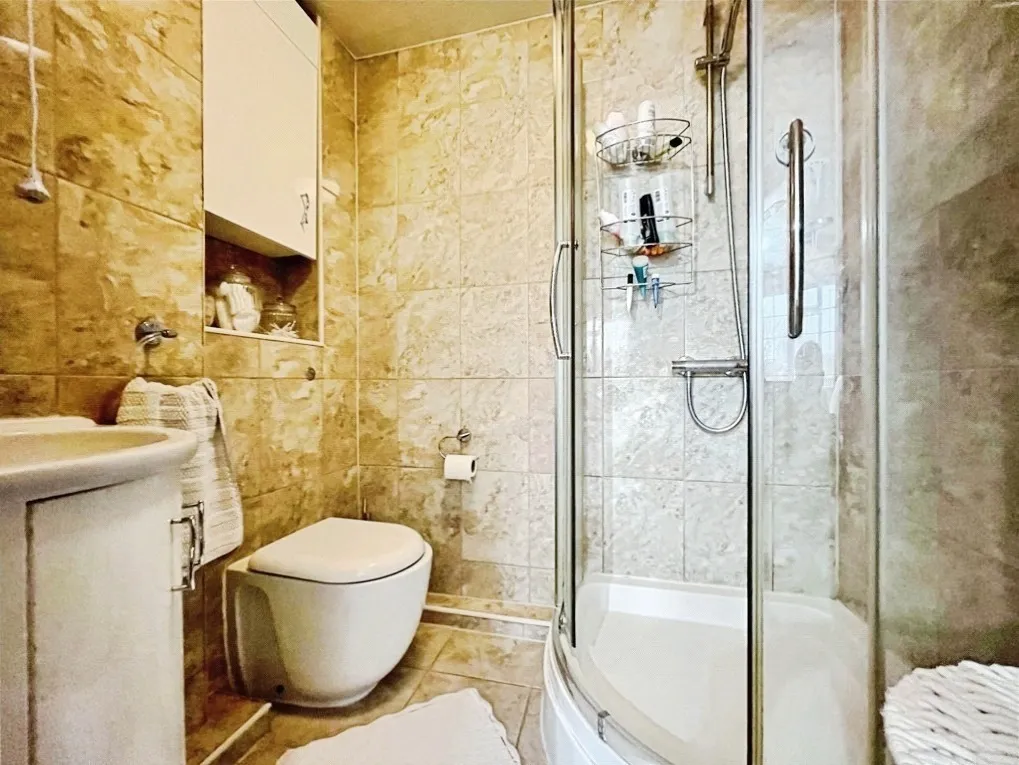 Waters Drive, Staines-upon-Thames, TW18, photo 12